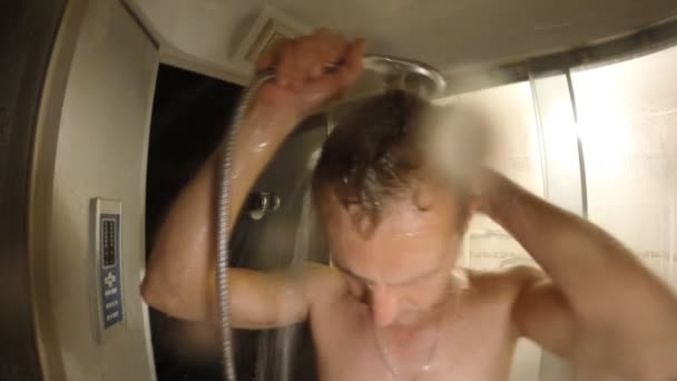 De man in de douche — Stockvideo