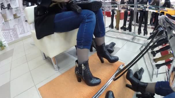 Gadis di toko memilih sepatu Chiara Luce — Stok Video