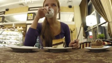 Kafede konuşan genç kız içecekler kahve