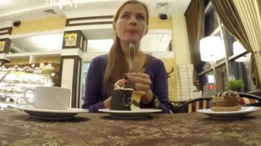 Kafede konuşan genç kız içecekler kahve