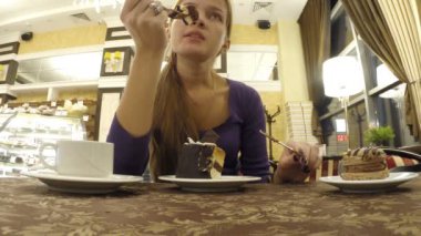 Kafede konuşan genç kız içecekler kahve