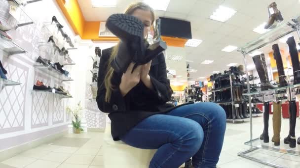Het meisje in de winkel kiest schoenen Chiara Luce — Stockvideo