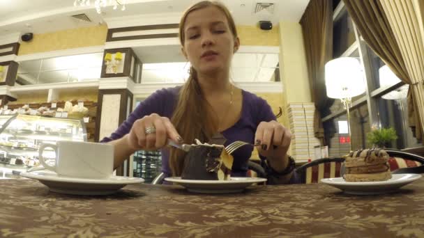 La ragazza beve il caffè parlando in caffè — Video Stock