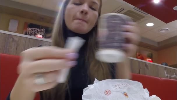 The girl eats at restaurant Burger King — Stock Video