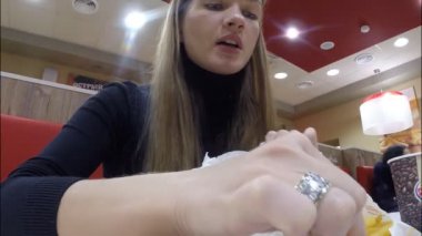 Restoran Burger King kız yiyor