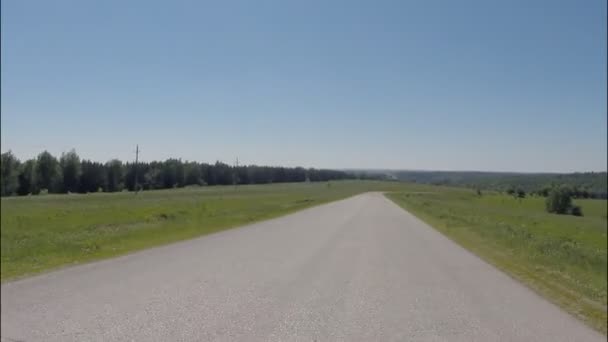 Pov 驾驶上沥青乡间小路上，在前面的相机，夏天 — 图库视频影像