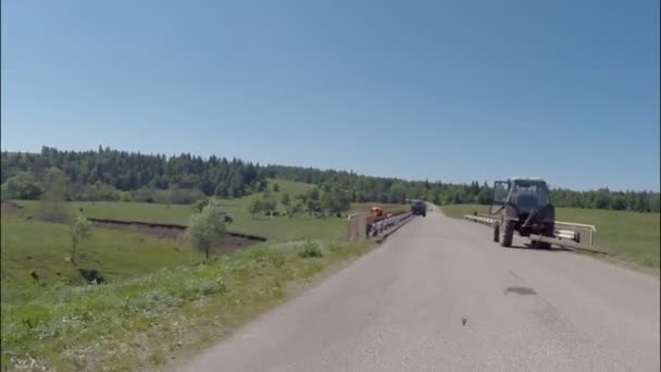 Pov 驾驶上沥青乡间小路上，在前面的相机，夏天 — 图库视频影像