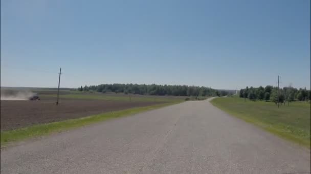 Pov 驾驶上沥青乡间小路上，在前面的相机，夏天 — 图库视频影像