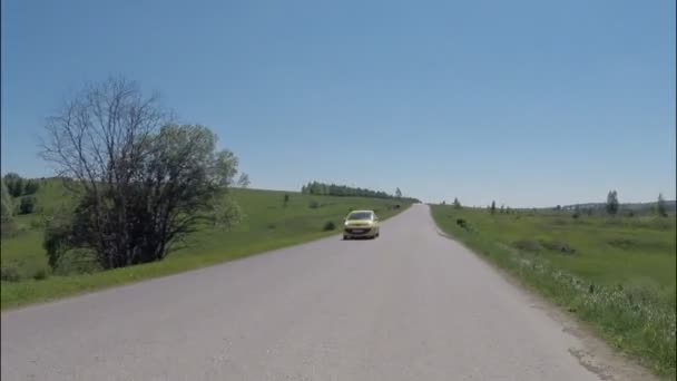 Pov 驾驶上沥青乡间小路上，在前面的相机，夏天 — 图库视频影像