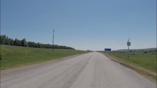 POV rijden op asfalt landweg, de camera aan de voorkant, zomer — Stockvideo