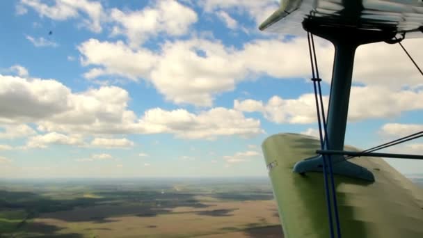 Природа, вид с воздуха на лёгкий самолет. лето — стоковое видео