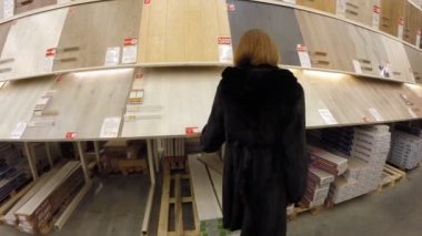 Kız laminat mağaza Leroy Merlin seçer