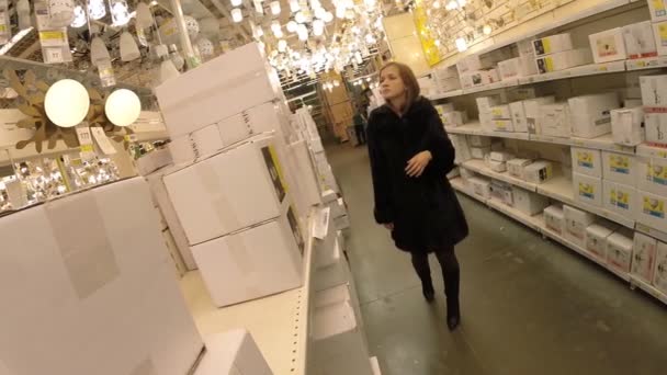 Mädchen wählt Beleuchtung, leroy merlin store — Stockvideo