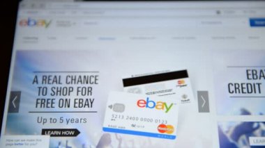 Bir kadın bir tablet ile ebay üzerinde bir satın alma işlemi yaptığı