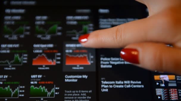 Mujer leyendo en las noticias de la tableta por Bloomberg Business. Bloomberg - uno de los dos principales proveedores de información financiera en el mundo — Vídeos de Stock