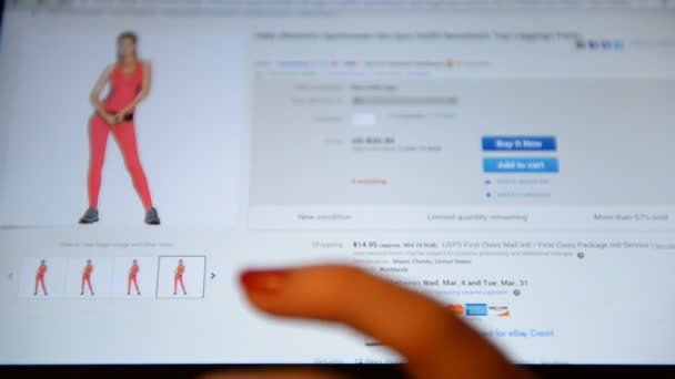 En kvinna med en tablett gör ett köp på ebay — Stockvideo