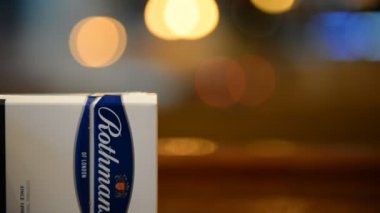 Adam Rothmans sigara çeker