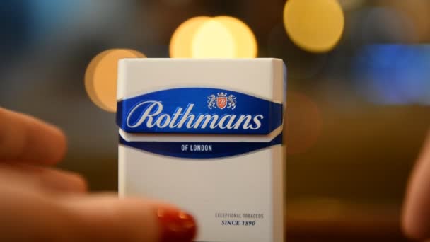 Mujer consigue Rothmans cigarrillos — Vídeos de Stock