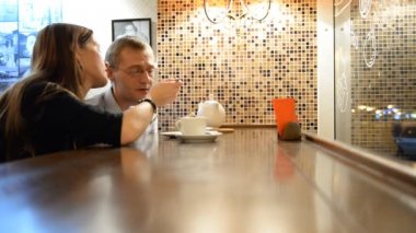 Adam ve kadın söz akşam bar, Restoran, kafe