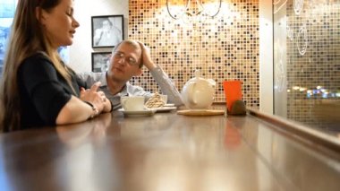 Adam ve kadın söz akşam bar, Restoran, kafe