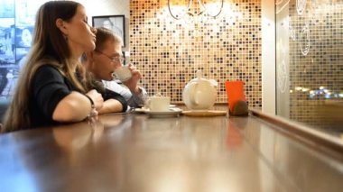 Adam ve kadın söz akşam bar, Restoran, kafe