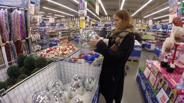 A menina na loja Metro Cash & Carry — Vídeo de Stock