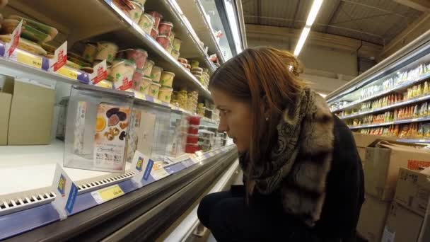 Ufa, Rusia - DIC 14: Chica elige comida en la tienda Metro Cash & Carry en diciembre 14, 2014 en Ufa, Rusia . — Vídeo de stock