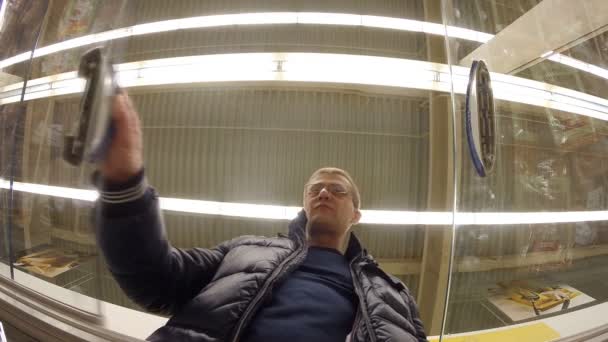 Ο άνθρωπος επιλέγει κατάστημα τροφίμων στο μετρό μετρητά & φέρουν — Αρχείο Βίντεο