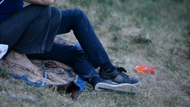 Descanse en el parque al aire libre, piernas en ropa vaquera — Vídeo de stock