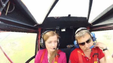 Pilot ve yolcu, küçük uçak. Panoramik uçuş. Kokpit kamera