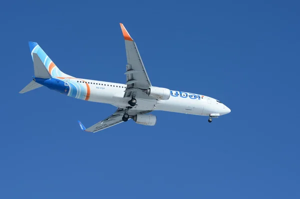 Ufa, Ryssland - 19 mars 2015: Flydubai Boeing 737 A6-Fep landar på flygplatsen Ufa, Ryssland — Stockfoto