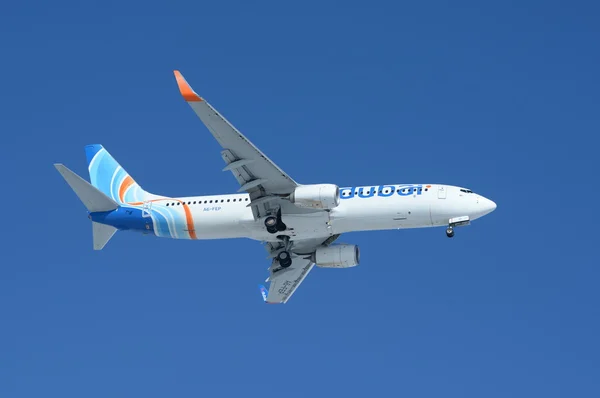 Ufa, RUSSIA - 19 marzo 2015: Flydubai Boeing 737 A6-FEP atterra all'aeroporto di Ufa, Russia — Foto Stock