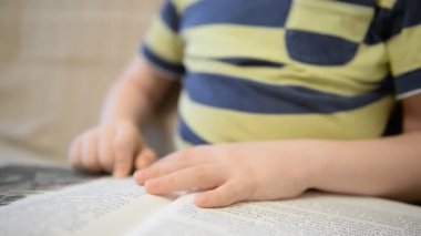 Çocuk 5 yıl evde kanepede kitap okuma
