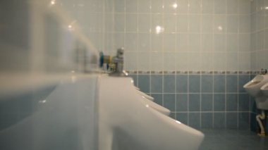 Bir erkekte bir umumi tuvalet