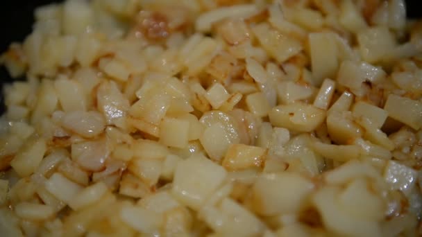 在平锅里煎蘑菇炒的土豆 — 图库视频影像