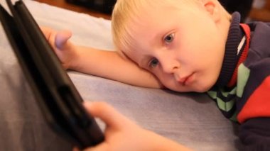Bir çocuk Tablet Pc. ev mobilyalar çalış yapay aydınlatma