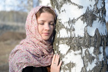 Fularlı bir huş ağacı ormanda Rus kız yakın çekim