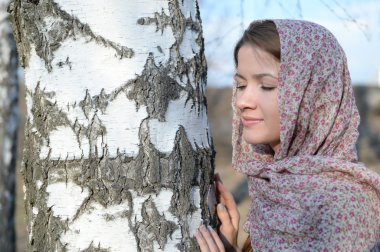 Fularlı bir huş ağacı ormanda Rus kız yakın çekim