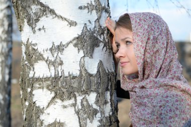 Fularlı bir huş ağacı ormanda Rus kız yakın çekim