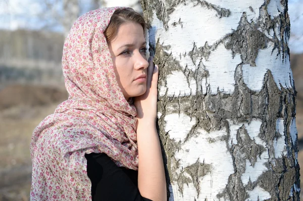 Fille russe dans une écharpe dans une forêt de bouleaux gros plan — Photo