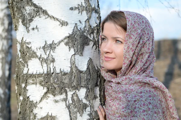 자작나무 숲에 스카프에 러시아 소녀 클로즈업 — 스톡 사진