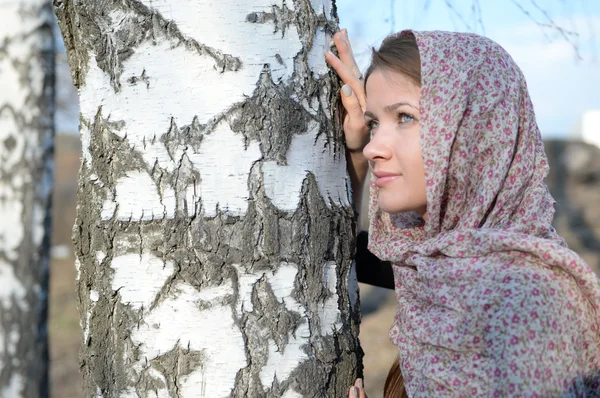 Russisch meisje in een sjaal in een forest berk close-up — Stockfoto