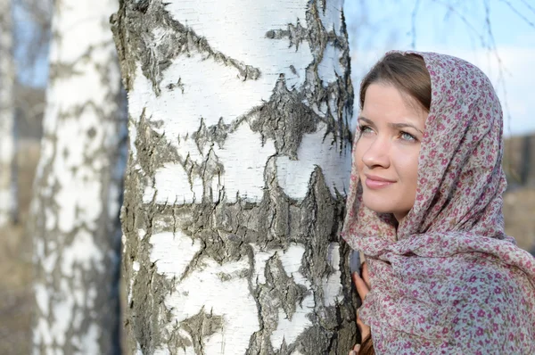 Російська дівчина в шарф у Ліс берези крупним планом — стокове фото