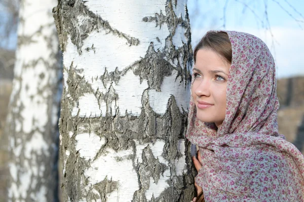 Ragazza russa in una sciarpa in una foresta di betulle da vicino — Foto Stock