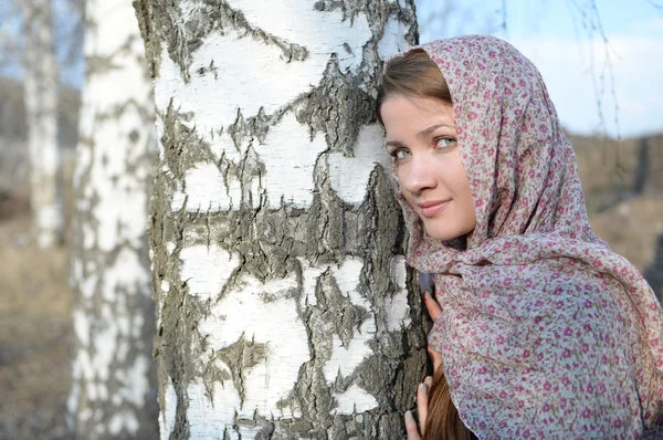 Russisches Mädchen in einem Schal in einem Birkenwald aus nächster Nähe — Stockfoto
