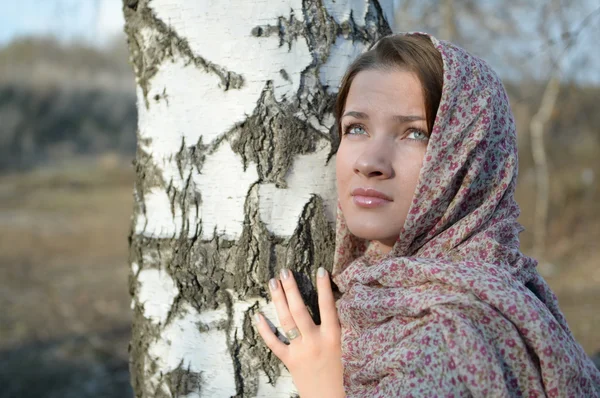 Ragazza russa in una sciarpa in una foresta di betulle da vicino — Foto Stock