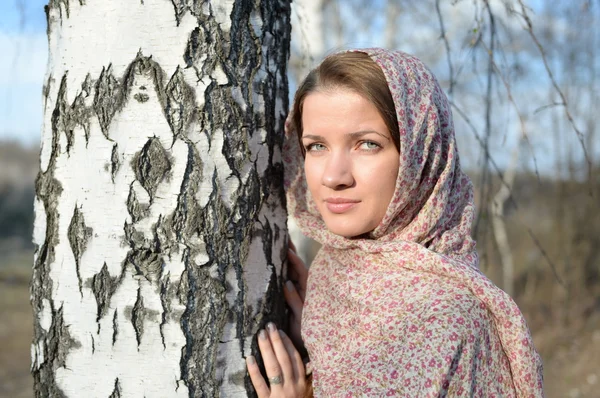 자작나무 숲에 스카프에 러시아 소녀 클로즈업 — 스톡 사진