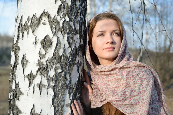 Russisches Mädchen in einem Schal in einem Birkenwald aus nächster Nähe — Stockfoto