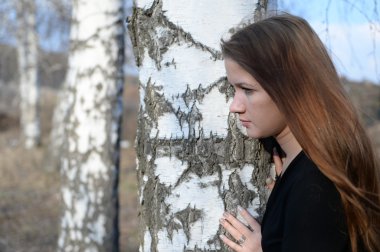 Uzun saçlı kız bir Rusça huş ağacı orman, yakın çekim