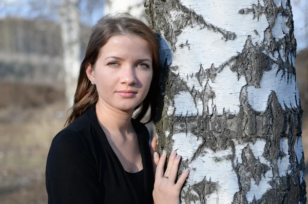 Ragazza dai capelli lunghi in una foresta di betulle russa, primo piano — Foto Stock